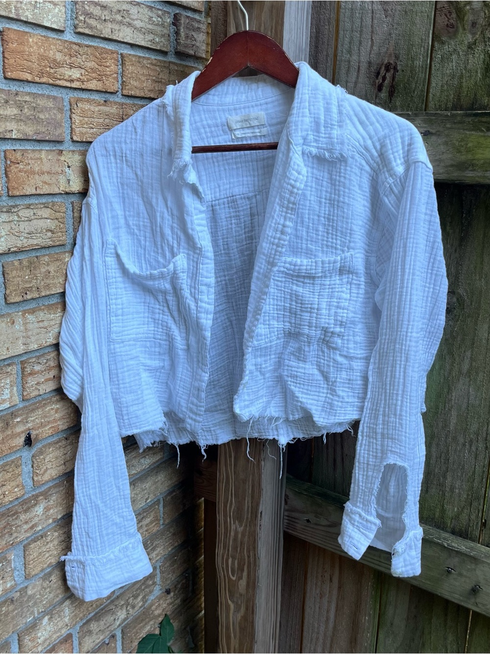 Urban Outfitters White Crinkled Cotton Cropped Button Down Top